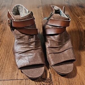 Blowfish Brown Peep Toe Ankle Booties Size 7.5 | Ruched Leather Look | Side Zip